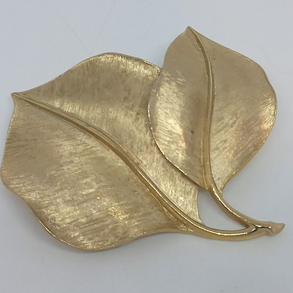 * Vintage Crown Trifari Brushed Gold Tone Leaves Pin Brooch